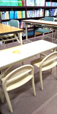 一人で座れるようになったら体に合った机で学び始め。