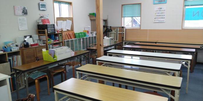 3方向に窓があり、白と木目調のインテリアの明るい教室です。