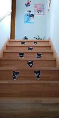 階段にもくろくまくんたち発見!笑顔でお迎えしています。