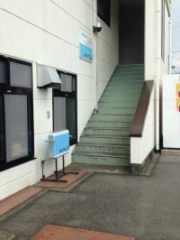教室は2階になります。下にベビーカーを置く場所があります。
