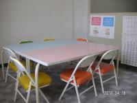 幼児用の机もイスも用意しています。