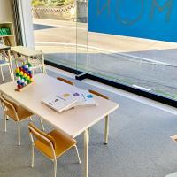 広々とした教室でお話ししましょう。