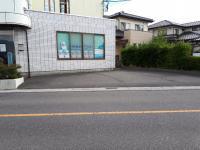 教室前に駐車場があります。その他にも駐車場があります。