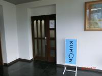 教室は建物1階の右の部屋です。