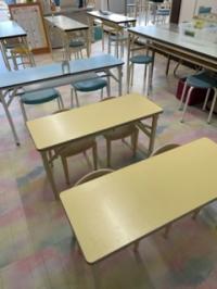 小さな子でも座れる、小さな机といすがあります。
