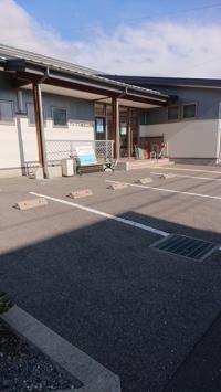 公民館駐車場をご利用いただけます。<br />
お車での送り迎えも可能です。