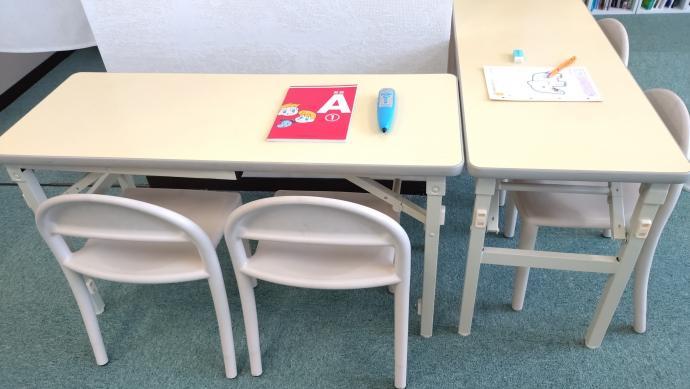 幼児さん専用の学習スペースです。<br />
幼児さん用の机といすで姿勢よく学習できます。