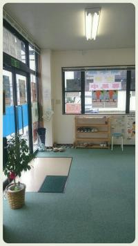 教室入り口。広々フラットですので、ベビーカーでも安心です。