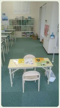 カーペット敷きの床に、小さいお子様用の机といす。