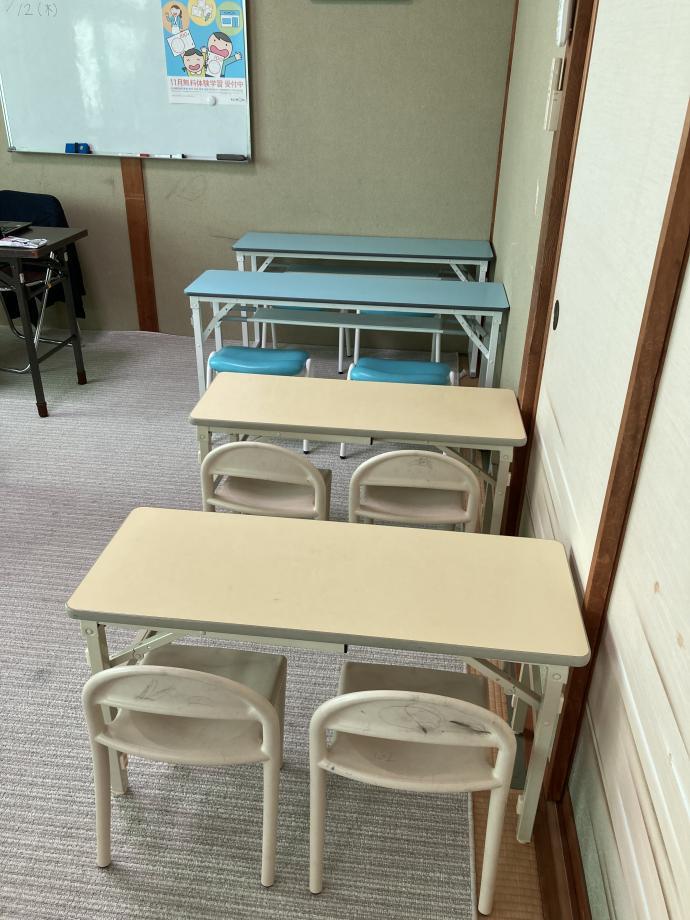 体の大きさに合わせて、低学年用・幼児用の机といすもあります。
