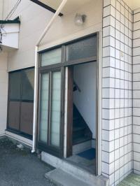 入り口は建物北側　階段で２Ｆへどうぞ！