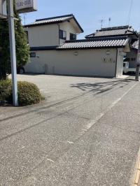 建物の南側に駐車場があります　