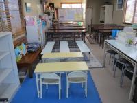 小さな椅子と机があります。まだ歩けないお子様はマットでハイハイも可能です。