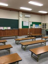 集会場の中は落ち着いて学習できる環境です。
