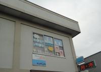 駅城東口からツタヤ方面に進み、スーパーさとちょう近くの交差点、白い建物2階です。