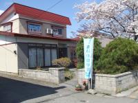 大平小グラウンドを出てすぐです。桜の木が目印です。