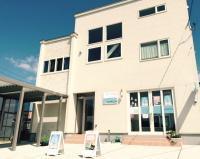 教室は三内西小前の川沿いを進んだところです。駐車場は６台可。