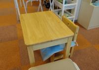 幼児さん専用の机といすを用意しています。安全安心に楽しく学習できます。