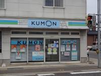 八間道路沿いのレンタルビデオ屋さんの隣です。