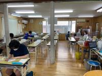 【 開放的な教室】<br />
中学生も高校生も、集中して課題に取り組んでいます。