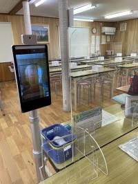 【受付】<br />
手指消毒後入室。体温測定器で検温して受け付け。