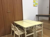 小さな机と椅子もございます。