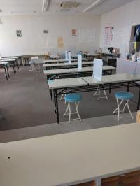 広くきれいな教室です。コロナ対策として座席数を減らし間隔をあけて対応しています。