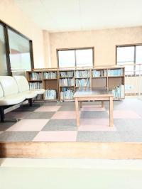 待ち合いスペースには<br />
本をたくさん用意しています