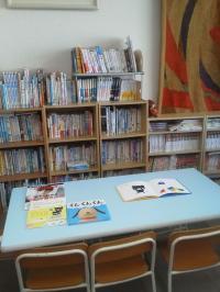 幼児用机でベビークモンタイムをします。