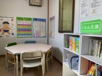 個別指導で対応させていただく幼児席です。窓際の明るいお席で安心安全。