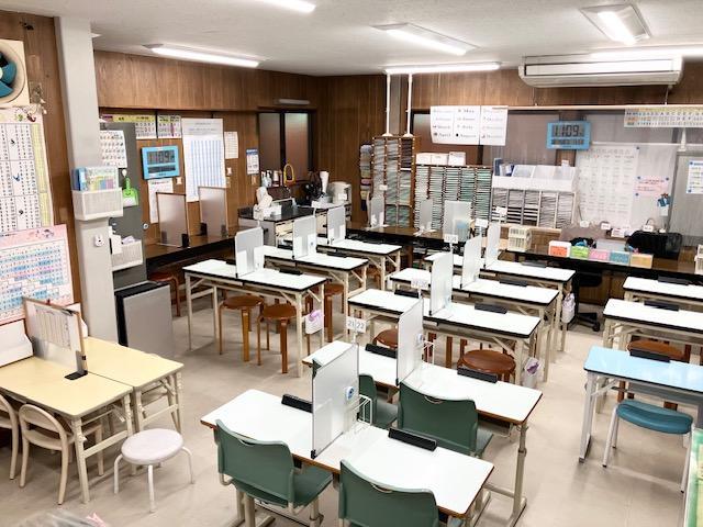 教室は昭和小学校前ガソリンスタンドの横道を土岐川に向かい入ってくるとすぐです。