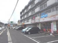 中央通交差点のすぐそば、2階に教室があります。
