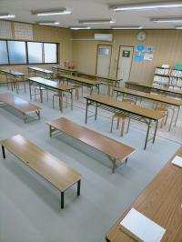 教室内部：45畳の広さで三密を避ける学習環境完備。<br />
指導者席から室内を臨む。