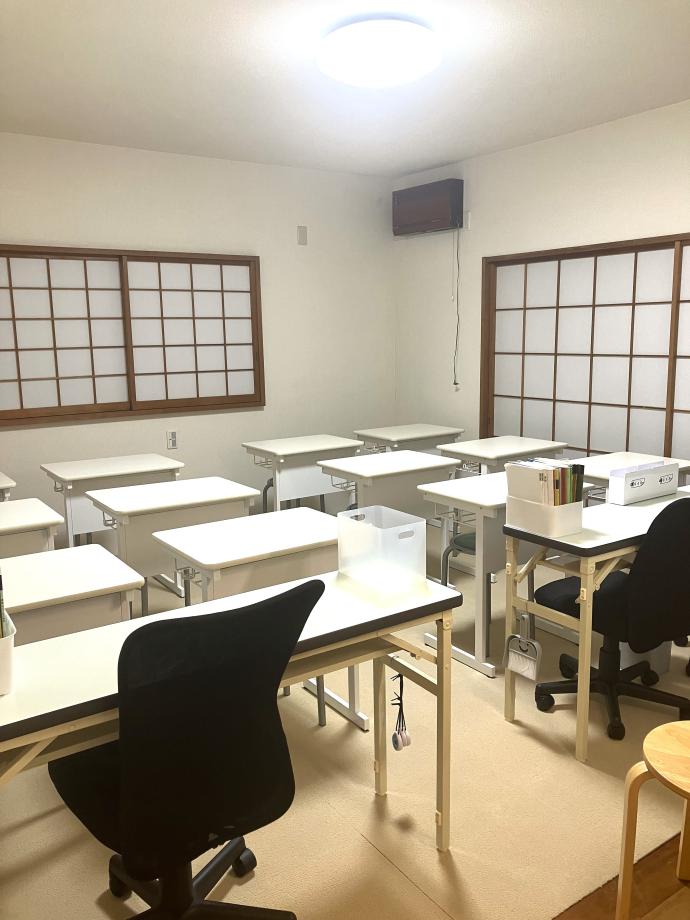 第二学習室。集中して学習出来るよう、1人がけ机をご用意しております。