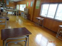 教室の学習机の間隔は2メートルです。