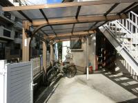 教室玄関前の駐輪場です。<br />
ベビーカーも置けます。