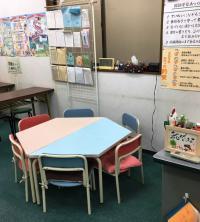 幼児さんは背丈に合わせた机と椅子で学習します。