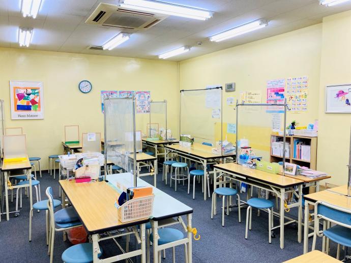 入口から見た教室内、明るく広い教室で学習ができます。