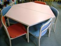 幼児用の低い机で小さいお子様も安心して学習していただけます。