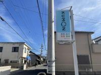 通りに面して駐車場があります。ＫＵＭＯＮの看板を目印においでください。