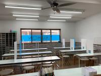 ３席用の机は２人で学習します。<br />
窓は全開し、エアコンと加湿器を活用しております
