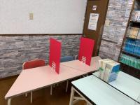 音読確認・質問時に仕切りを設置しております。幼児さんにも安心スペースがあります。