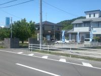 通りからの看板と、青いのぼりが目印です。