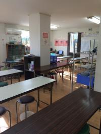 教室はとても明るく、集中して学習できる環境です。