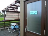 こちらのドアからお入りください。<br />
教室は２階にあります。