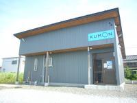 グレーの外壁が目印の建物です。<br />
北側に入口があります。