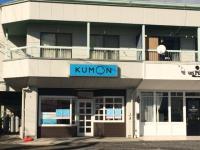 長松バス停すぐの長松コーポ1階に教室があります。