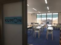 教室は３階です。こちらからお入りください。