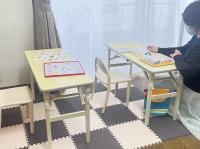 幼児から幼稚園児のお子さんは成長に合わせ、背丈に合った机と椅子で学習します。