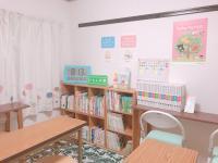 たくさんの本を置いています。お気に入りの本を見つけてください！
